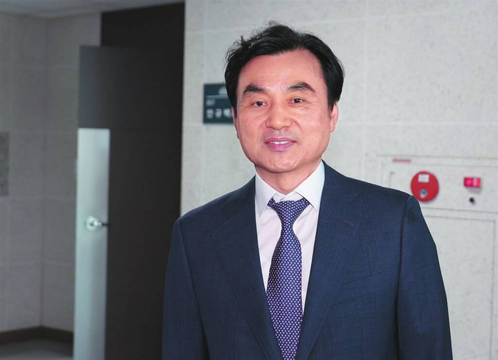 文人出身的安圭伯被委國防部長一職， 但因其溫和立場恐在南北韓問題上趨向軟弱。