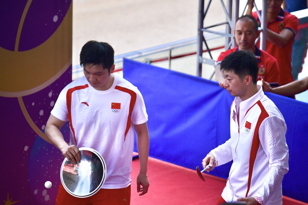 大會安排馬龍及樊振東用鑊鏟、鑊蓋、托盤打乒乓球。