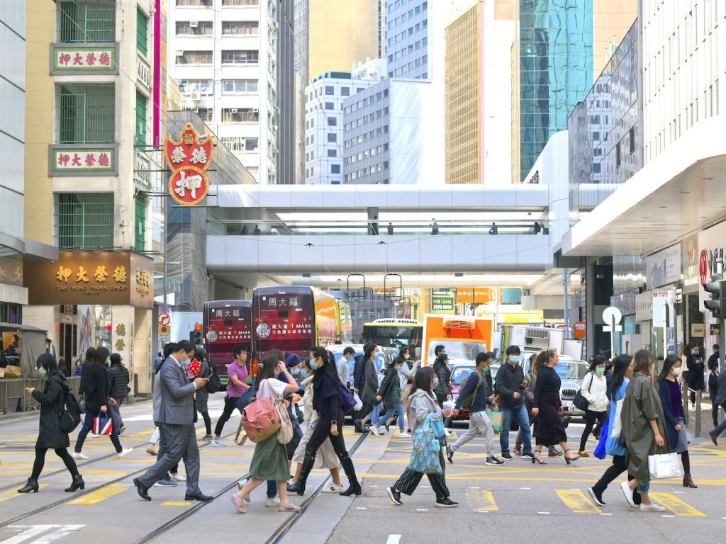 阿信屋中期勁蝕，歸咎於本港街上人流未見明顯回升，星期六日及紅日港人出境外遊，留港消費居民減少。