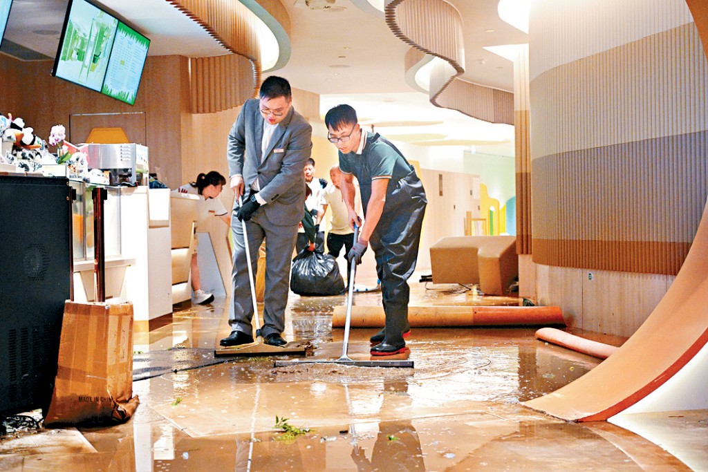 各行業的失業率（不經季節性調整）變動不一，其中住宿服務業有較明顯的跌幅。就業