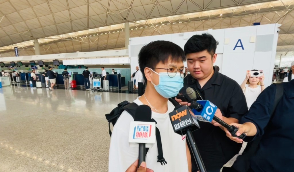 何先生參加旅行團指自己預備多了衣服及乾糧 何先生參加旅行團指自己預備多了衣服及乾糧