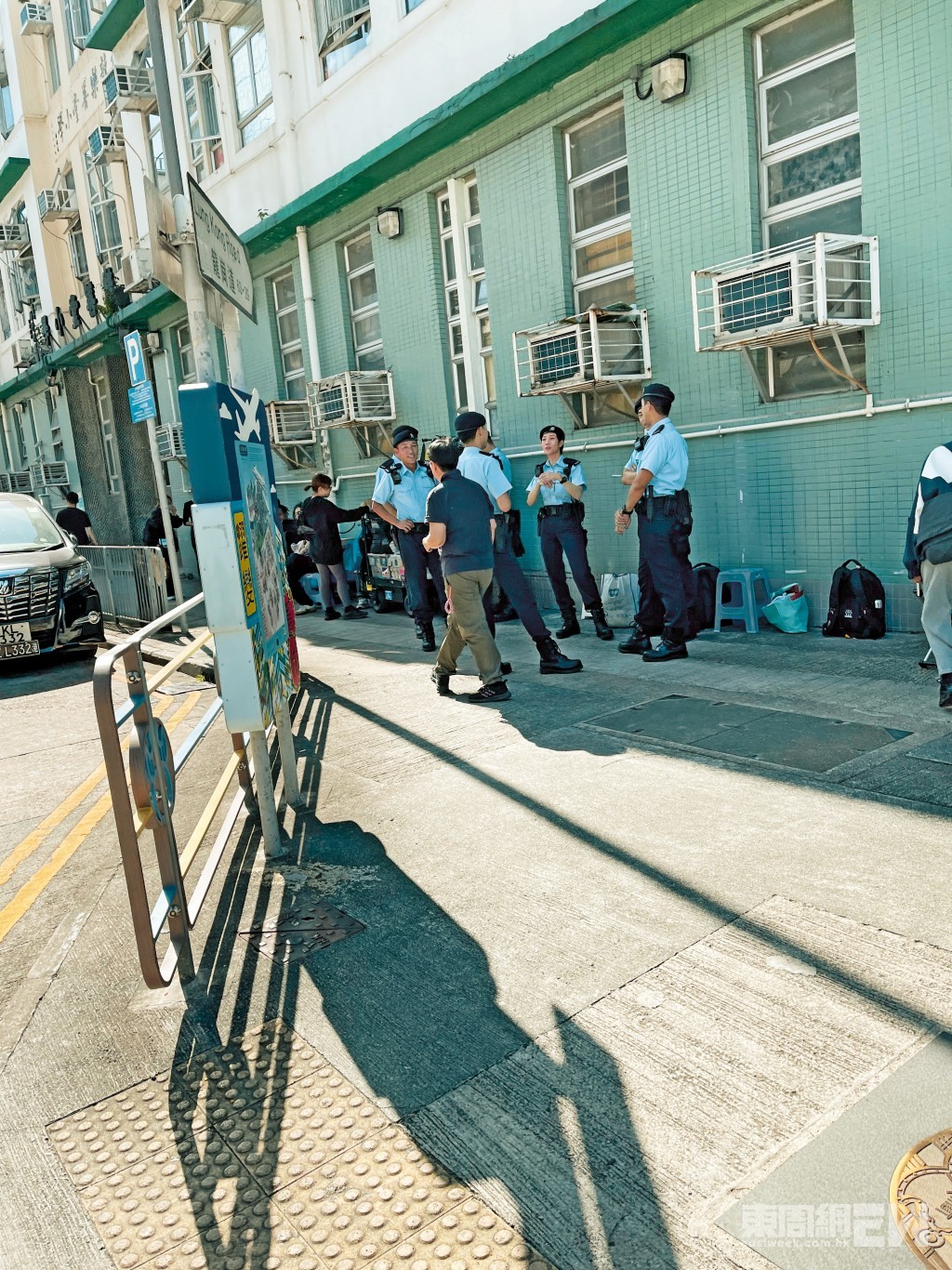 《新聞女王》和《反黑英雄》都是由鍾澍佳擔任總監製,難怪張頴康扮演的PTU角色可以穿梭於兩套劇集之中。 《新聞女王》和《反黑英雄》都是由鍾澍佳擔任總監製,難怪張頴康扮演的PTU角色可以穿梭於兩套劇集之中。