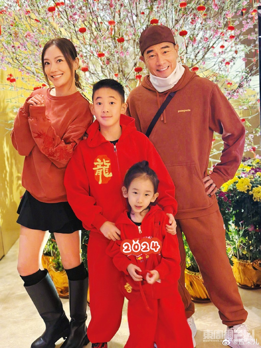 56歲的陳小春，2010年與年輕16歲的應采兒結婚，並先後在2013年與2020年誕下兩子Jasper和Hoho，一家四口樂也融融。