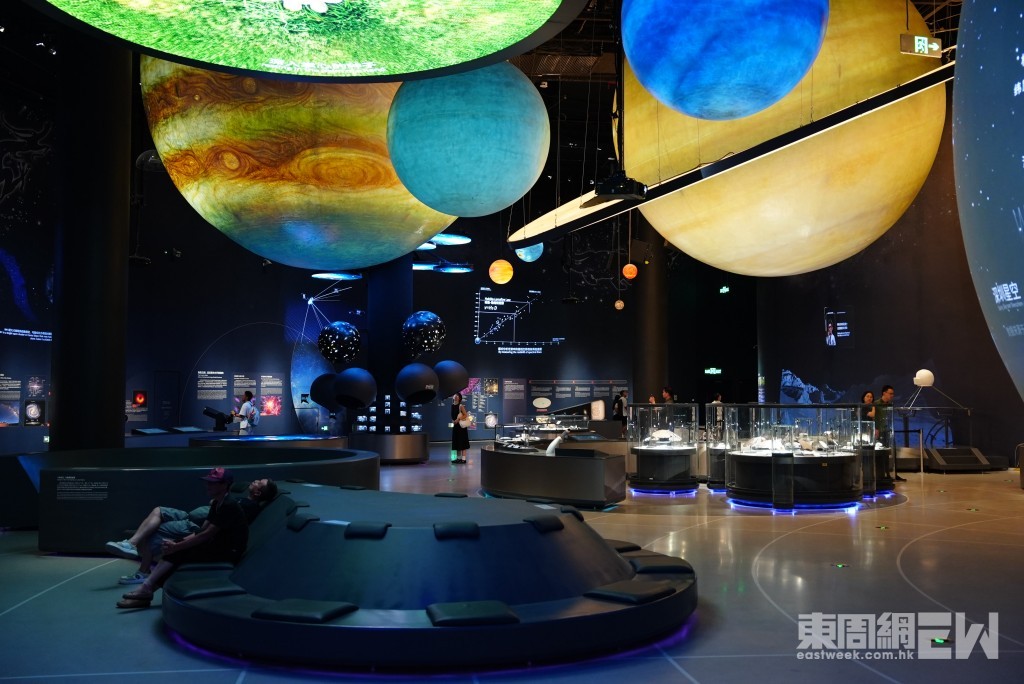 2F 宇宙廳以「人類追光簡史」為線索，從遠古手繪星圖到巨型望遠鏡、行星探測採樣，沉浸式場景還原人類探索宇宙的高光時刻，踏入其中彷彿一秒置身浩瀚星海。