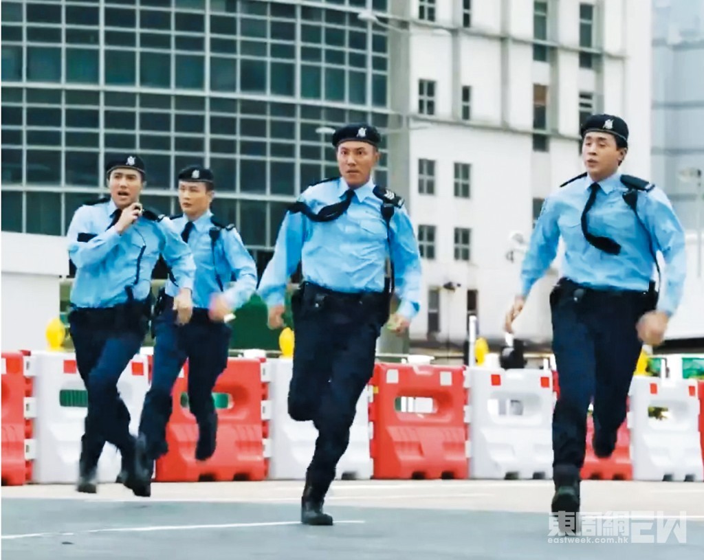 《新聞女王》和《反黑英雄》都是由鍾澍佳擔任總監製,難怪張頴康扮演的PTU角色可以穿梭於兩套劇集之中。 《新聞女王》和《反黑英雄》都是由鍾澍佳擔任總監製,難怪張頴康扮演的PTU角色可以穿梭於兩套劇集之中。