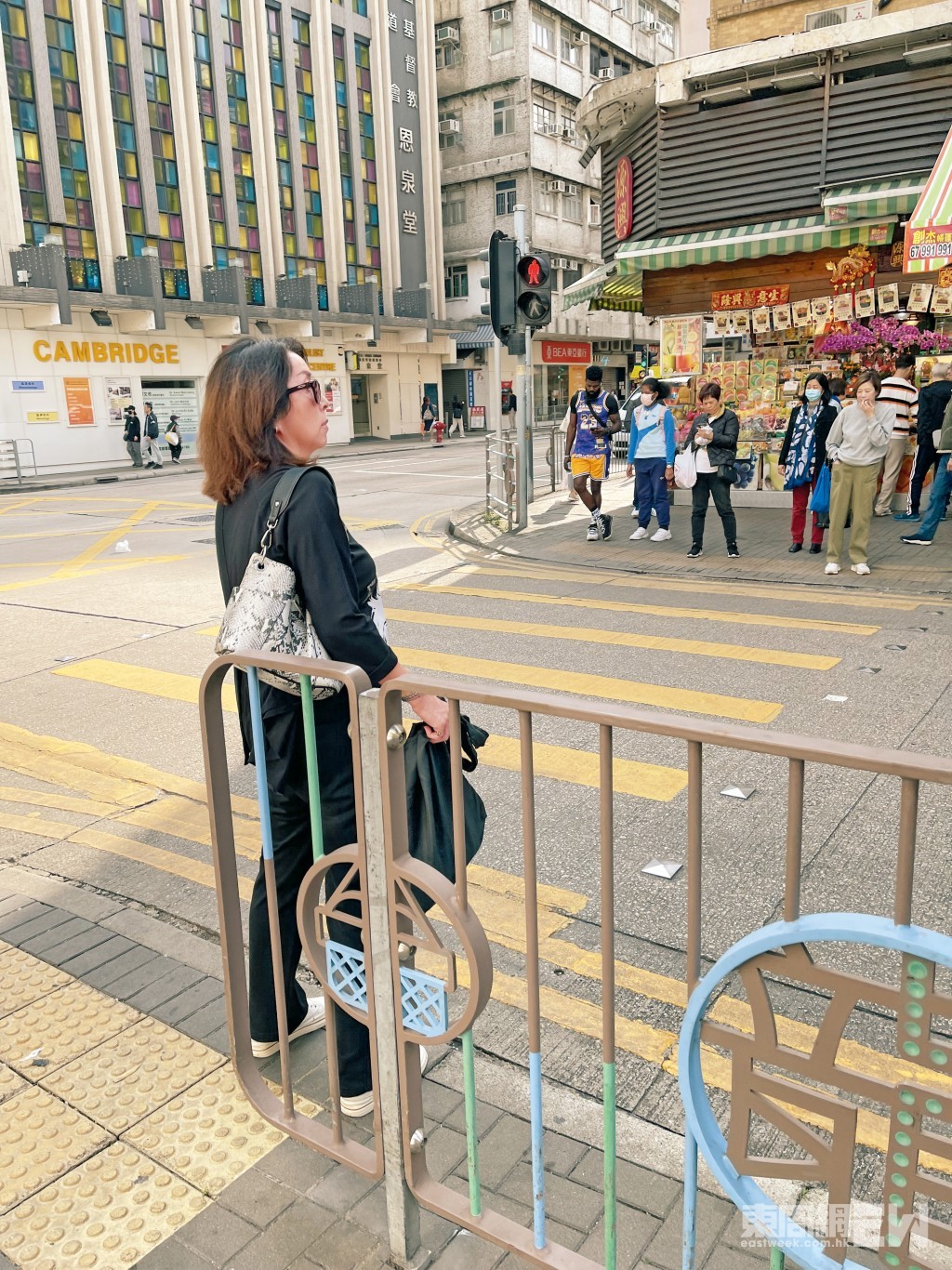 當日，戴住黑超的陳秀珠，手上拎着個環保袋，獨自現身九龍城的街頭；期間，她的步伐相當急速，在等紅綠燈時，還企到出馬路邊。