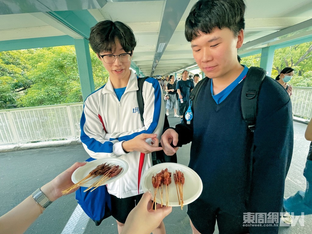 陳同學（左）指瘦一點的肉串是真，因為像他平時在內地食的串燒，但其實是假肉製成。