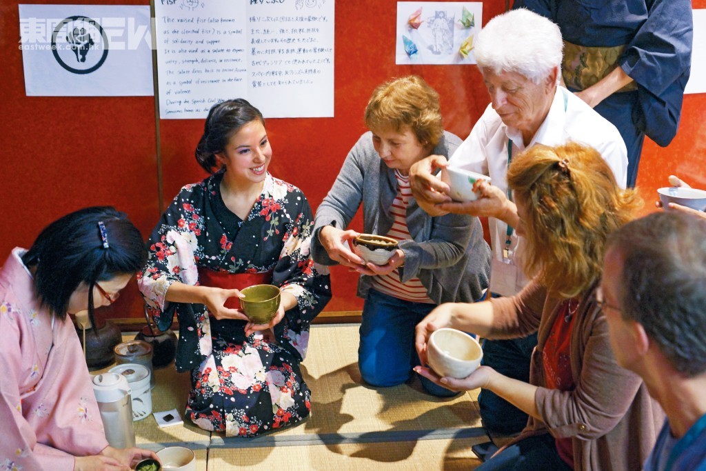 「自主計劃」的導師,正在為其他客人介紹日本茶道文化。 「自主計劃」的導師,正在為其他客人介紹日本茶道文化。