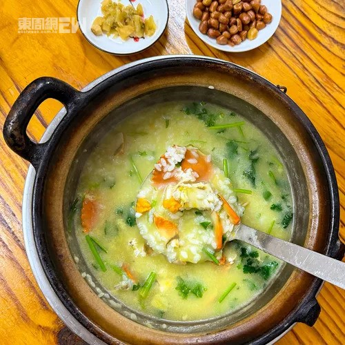 粥底純粹以老菜脯、芹菜粒、香菜和蔥薑等天然食材調味。