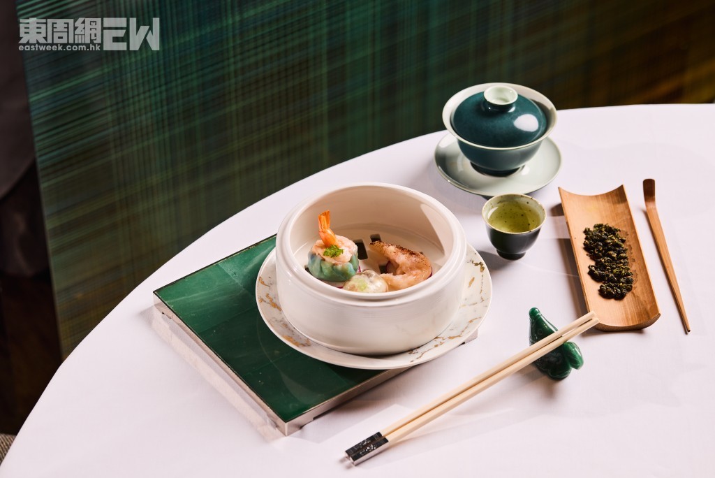 廚師點心拼盤 筍尖藍蝦餃、蝦子鮮蝦膠與海參水晶餃，配清爽的高山烏龍。
