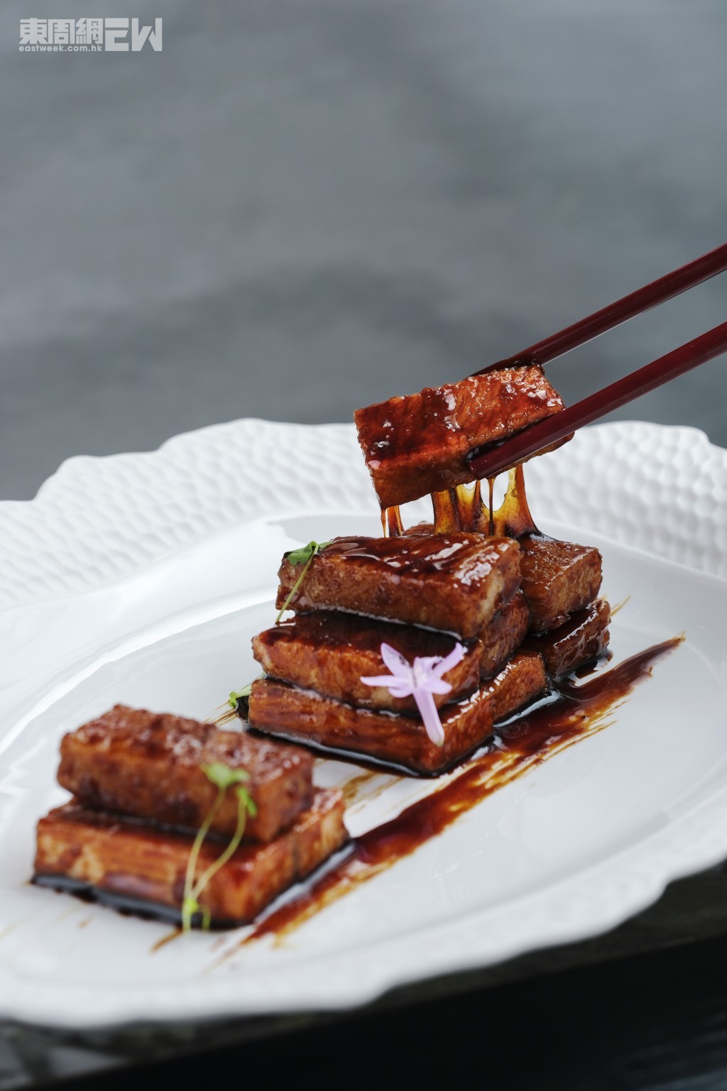 酥香黑醋松板肉 $298 利用黑醋醬汁及特調香料,提升肉香和減膩。 酥香黑醋松板肉 $298 利用黑醋醬汁及特調香料,提升肉香和減膩。