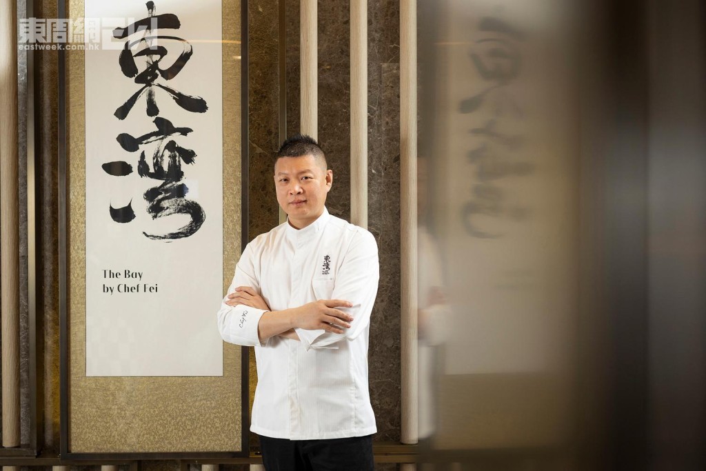 東灣由著名粵菜大師黃景輝師傅主理，他來自廣東潮汕，年僅16歲時就決定輟學，決心追尋廚師夢。