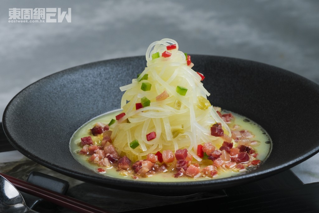 湖南臘肉酸菜煮蘿蔔絲 $238 以湘菜為藍本,蘿蔔吸滿雞湯和配料的精華。 湖南臘肉酸菜煮蘿蔔絲 $238 以湘菜為藍本,蘿蔔吸滿雞湯和配料的精華。