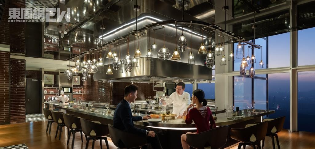 OPUS 388位於深圳文華東方酒店77樓，食客可居高臨下於388米高空欣賞夜景。