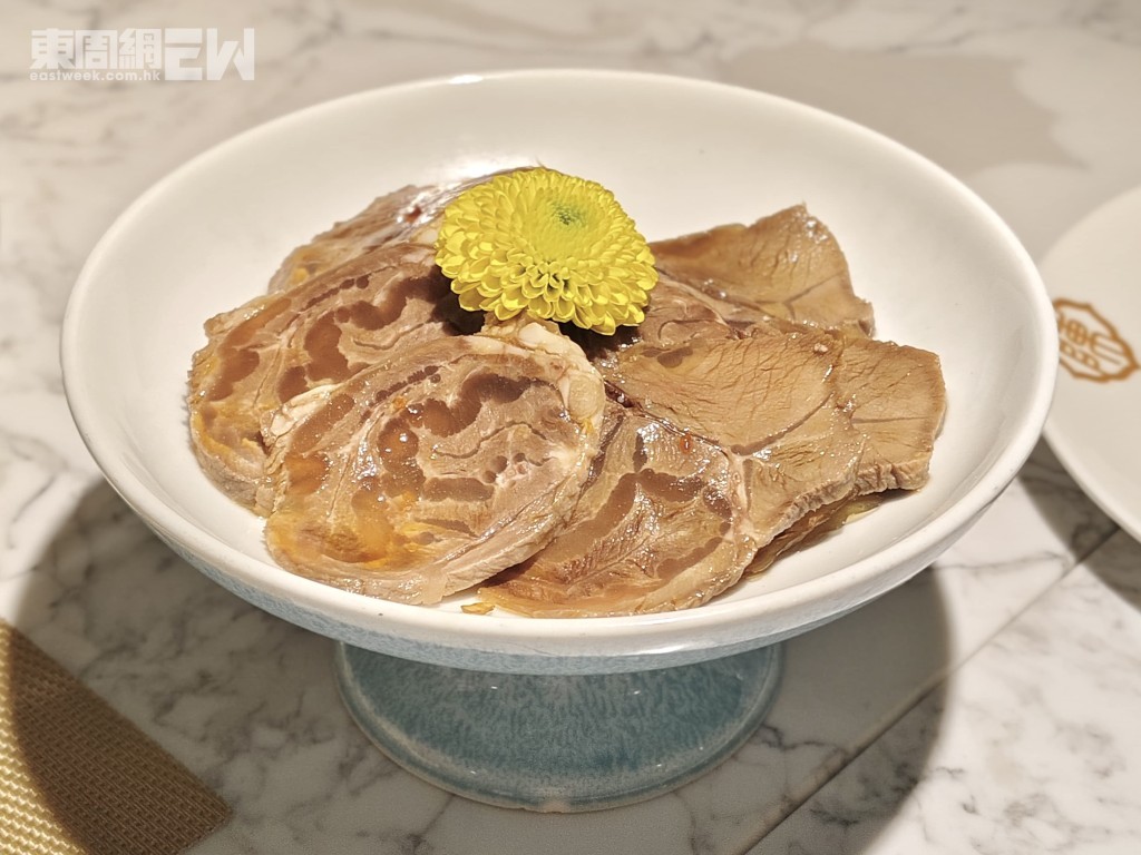 加配小食涼拌海蜇頭拼牛腱。 加配小食涼拌海蜇頭拼牛腱。