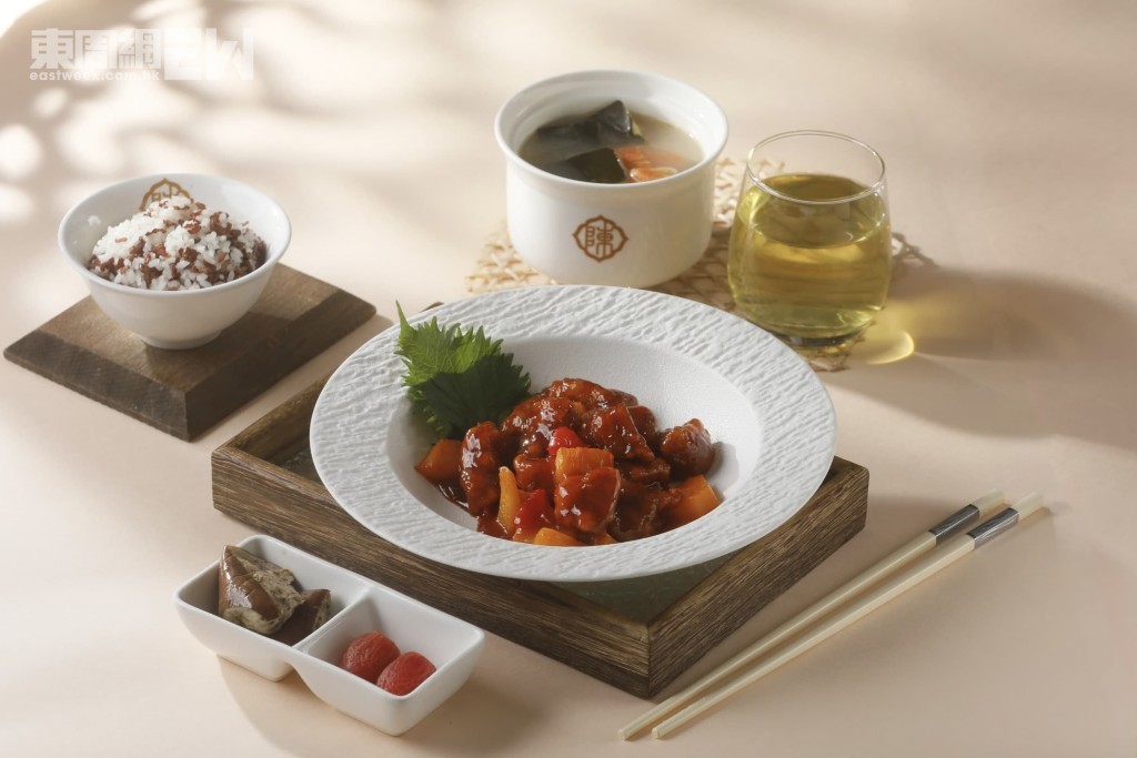古法陳皮咕嚕肉外脆內嫩帶陳皮香氣。 古法陳皮咕嚕肉外脆內嫩帶陳皮香氣。