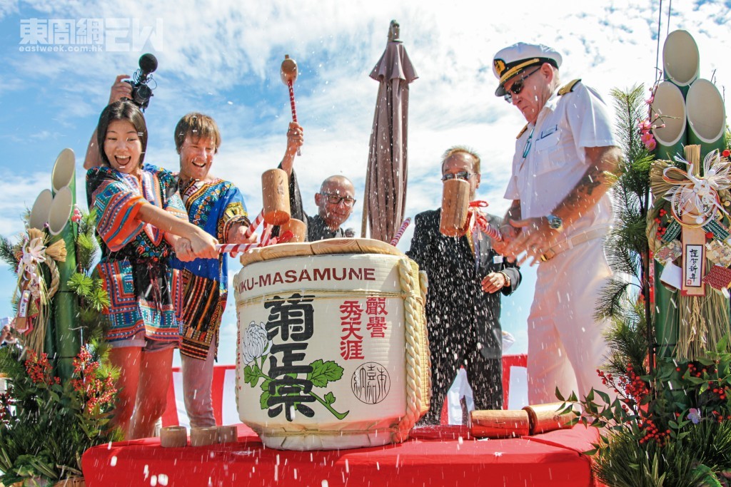 在旅程中,會有為慶祝日本新年而舉行的傳統祝酒儀式。 在旅程中,會有為慶祝日本新年而舉行的傳統祝酒儀式。