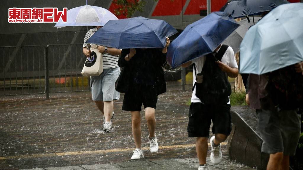 一眾打工仔又湧到天文台社交平台網頁再次狂轟天文台改發黑雨信號的時間