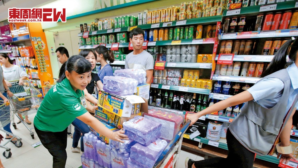 內地支裝水近日大劈價,吸引大批巿民趁便宜掃貨。