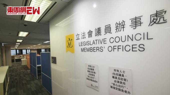 立法會曾租用中信大廈個別樓層,予部分議員辦公,直至擴建大樓完成。
