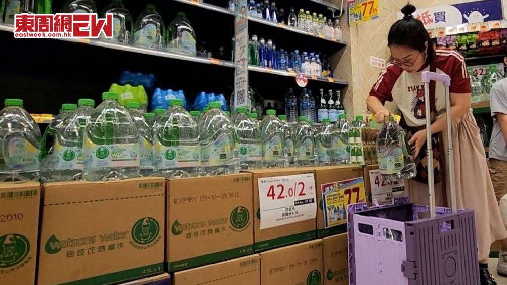 居民紛紛到超市購買飲用水