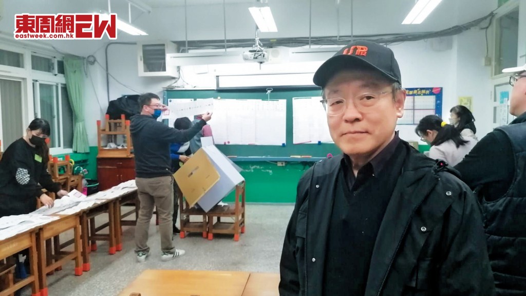 馮檢基在票站觀看點票,當地開票全程公開並可拍攝。