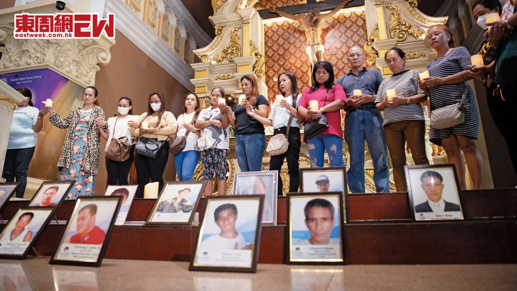 杜特爾特被捕後，有死者家屬為被殺的親人祈禱，希望海牙法庭還他們清白。