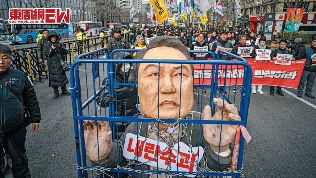 民眾對尹錫悅宣布戒嚴大為不滿，即使他被彈劾停職仍不放過，要求將他收押為戒嚴令「找數」。