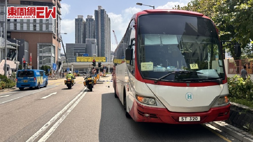 旅遊巴在海泓道撞斃一名男子。