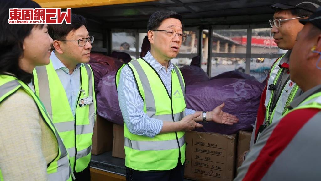 行政長官李家超日前到機場探望機場勞工,預早為他們打氣和送上節日祝福。李家超FB圖片