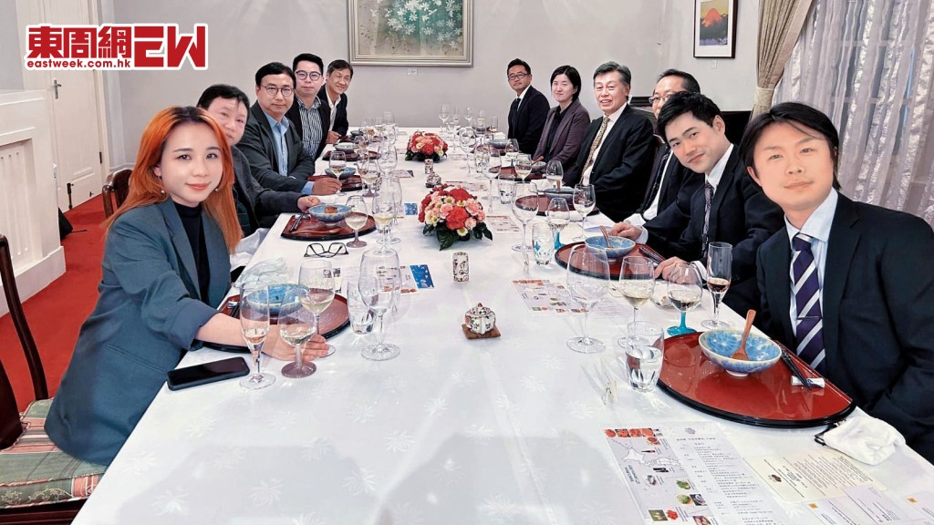 狄志遠（左三）與新思維核心成員在日本總領事官邸與岡田健一（右四）聚餐。