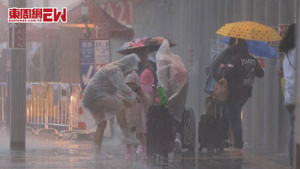 不少人要冒著大雨上班或出行