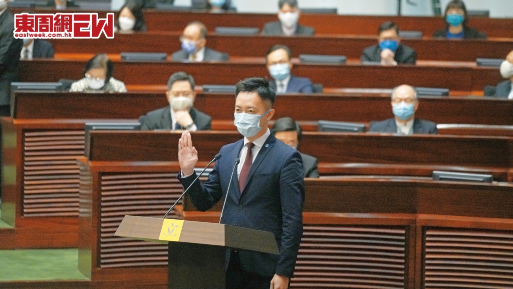 以三十七歲之齡當選立法會議員，在建制派陣營中相對年輕。