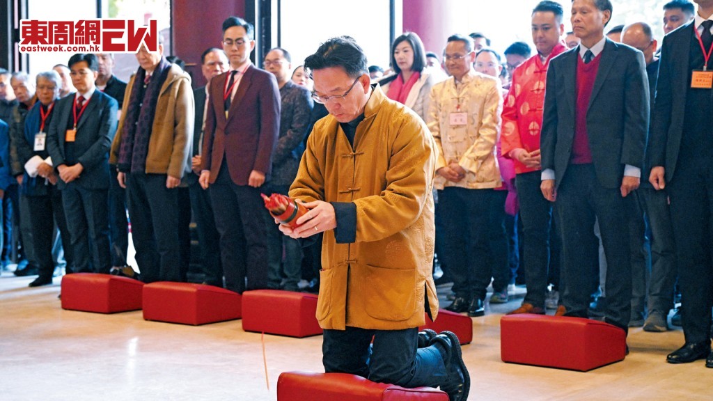 新界鄉議局主席劉業強大年初二車公誕，率領沙田鄉事委員會代表及眾鄉紳，到沙田車公廟為香港求籤祈福，求得第二十四中籤。