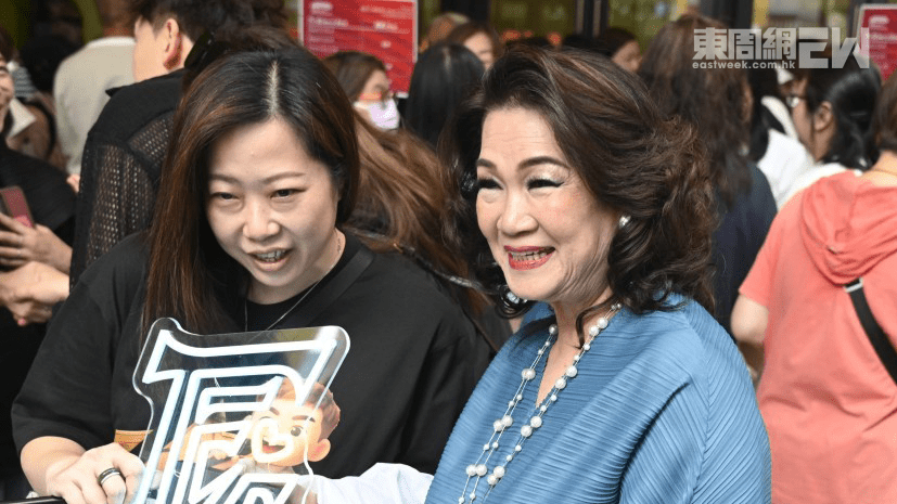 張與辰的媽媽也特意跟7名親友從馬來西亞來港支持,她到場後即被粉絲圍着影合照。 張與辰的媽媽也特意跟7名親友從馬來西亞來港支持,她到場後即被粉絲圍着影合照。
