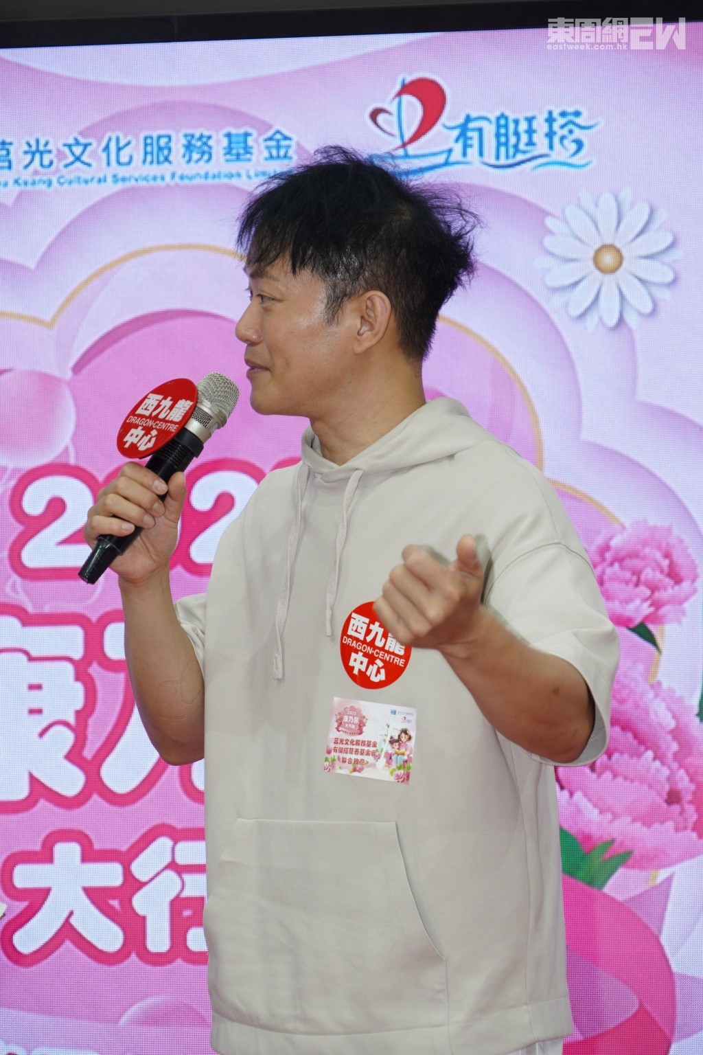 敖嘉年於台上獻唱《紅蝴蝶》和《月亮代表我的心》,逗得台下一眾媽媽非常開心。 敖嘉年於台上獻唱《紅蝴蝶》和《月亮代表我的心》,逗得台下一眾媽媽非常開心。