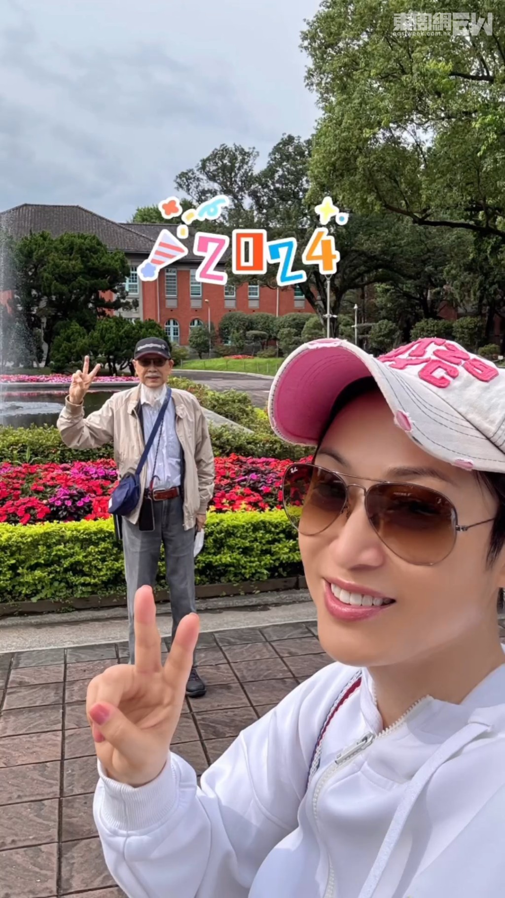 陳法蓉今年再陪爸爸重遊校園。 陳法蓉今年再陪爸爸重遊校園。