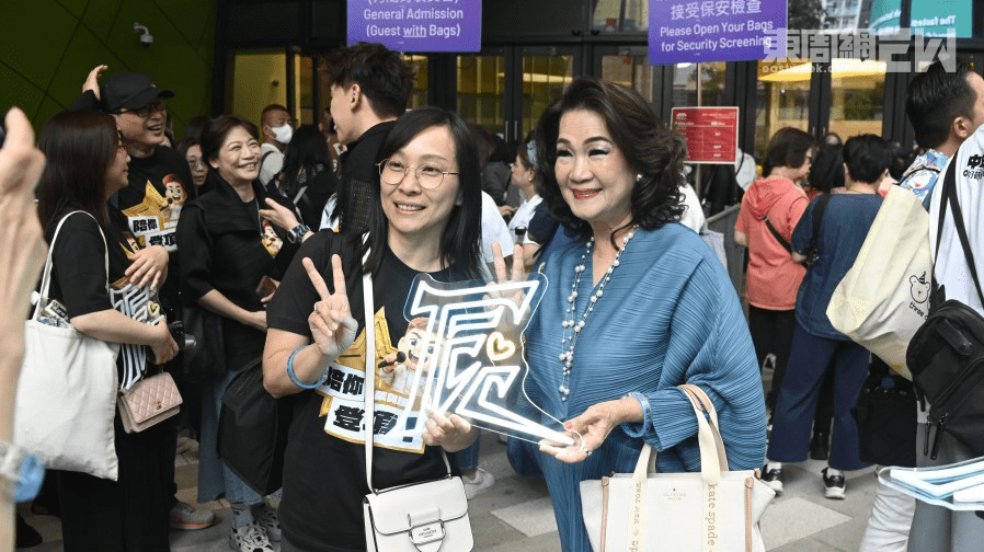 張與辰的媽媽也特意跟7名親友從馬來西亞來港支持,她到場後即被粉絲圍着影合照。 張與辰的媽媽也特意跟7名親友從馬來西亞來港支持,她到場後即被粉絲圍着影合照。
