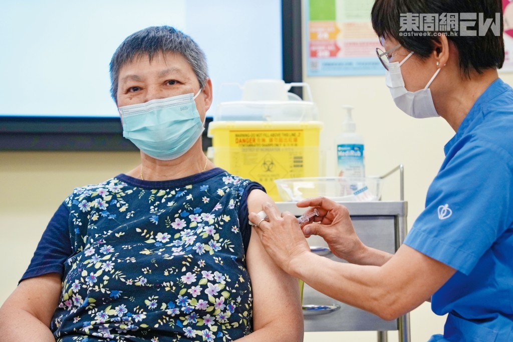 長者正接受流感疫苗注射。