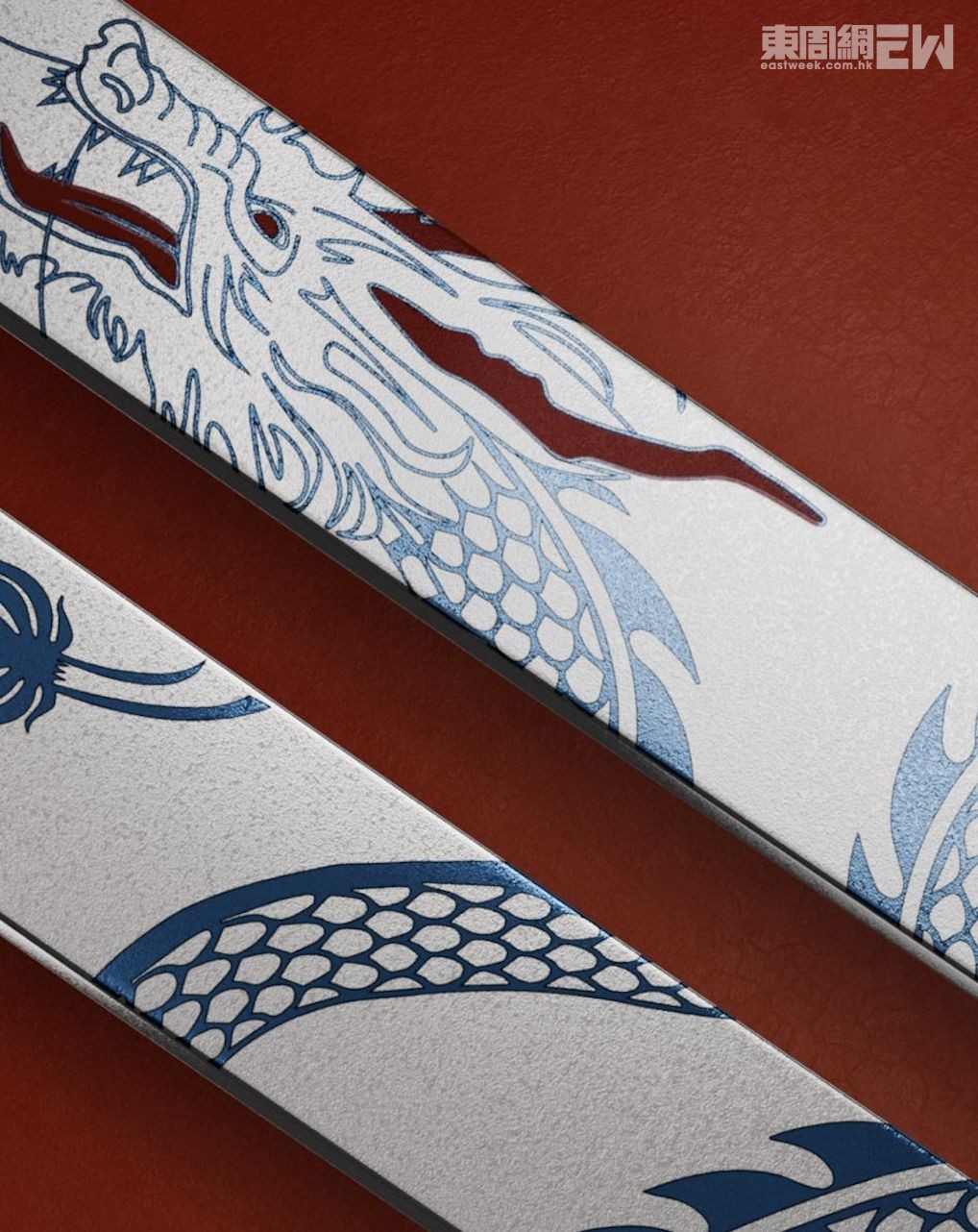 鏡臂內側賦予雕刻青龍紋，無論龍目、龍角或龍鱗等細節都栩栩如生。