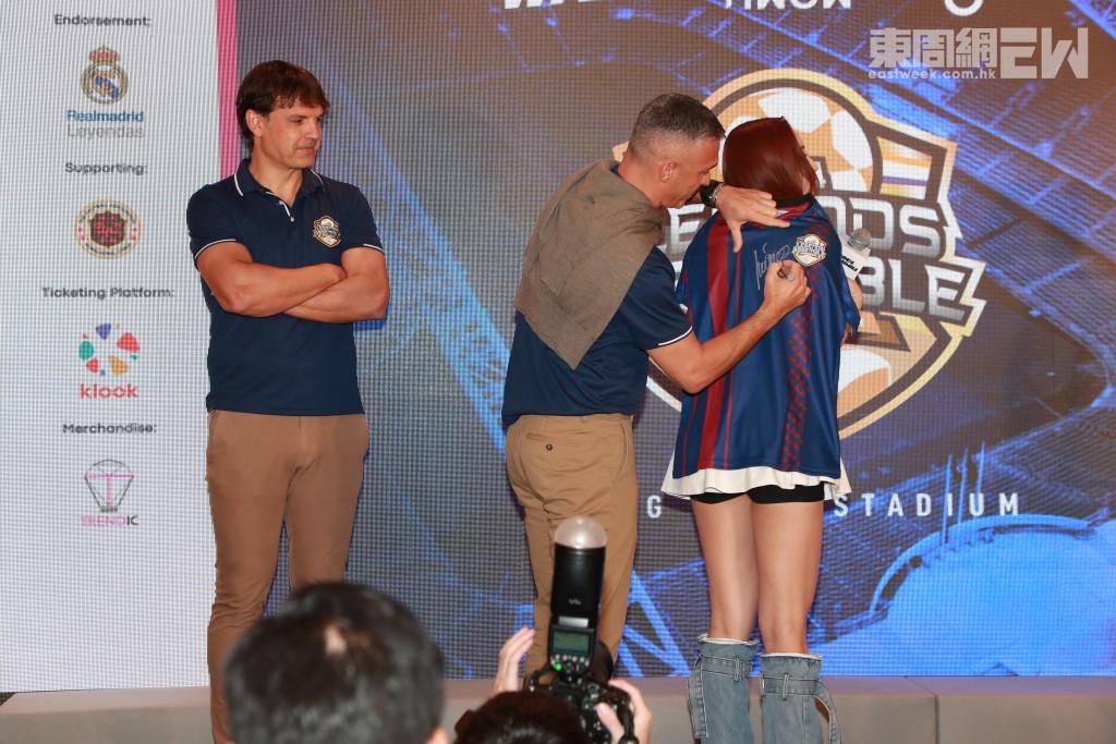 路爾斯·加西亞為Ivy在球衣上簽名。