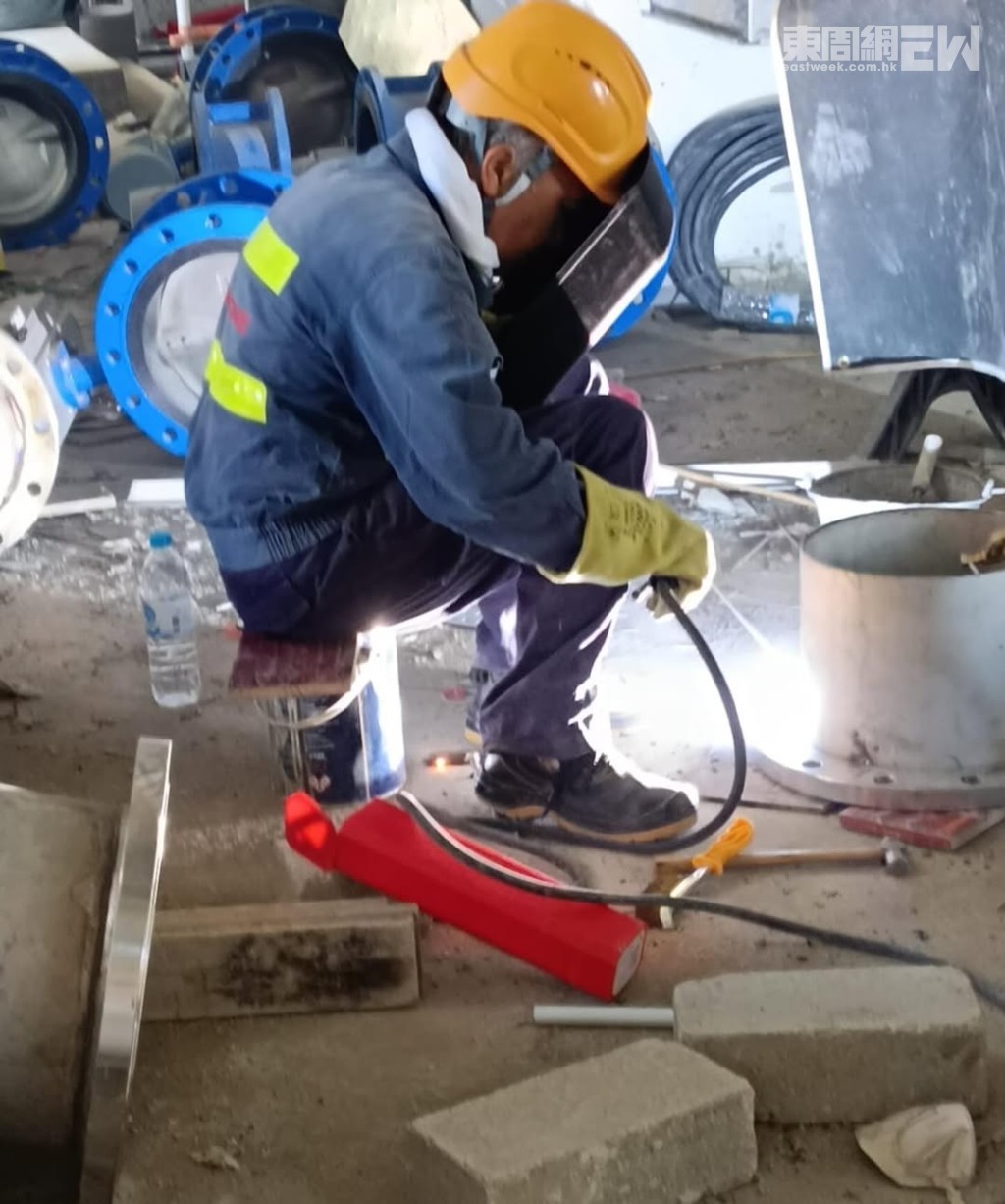 康復後的洪生為了維持動物村，即使身體狀況欠佳，仍堅持到地盤打工。