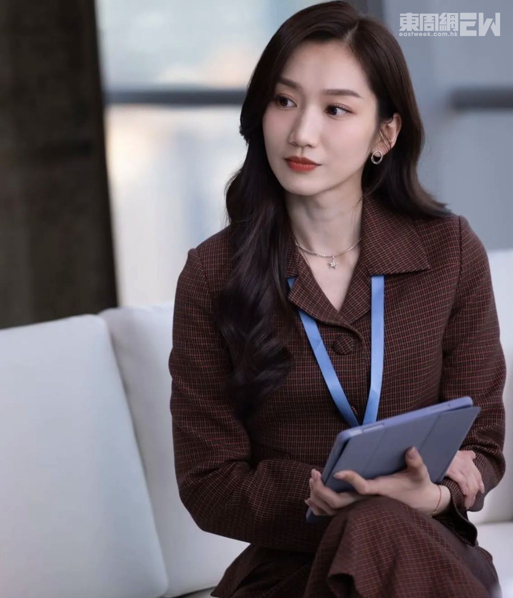 TVB力捧王嘉慧，讓她接連參演《新聞女王》及《黑色月光》等重頭劇集。