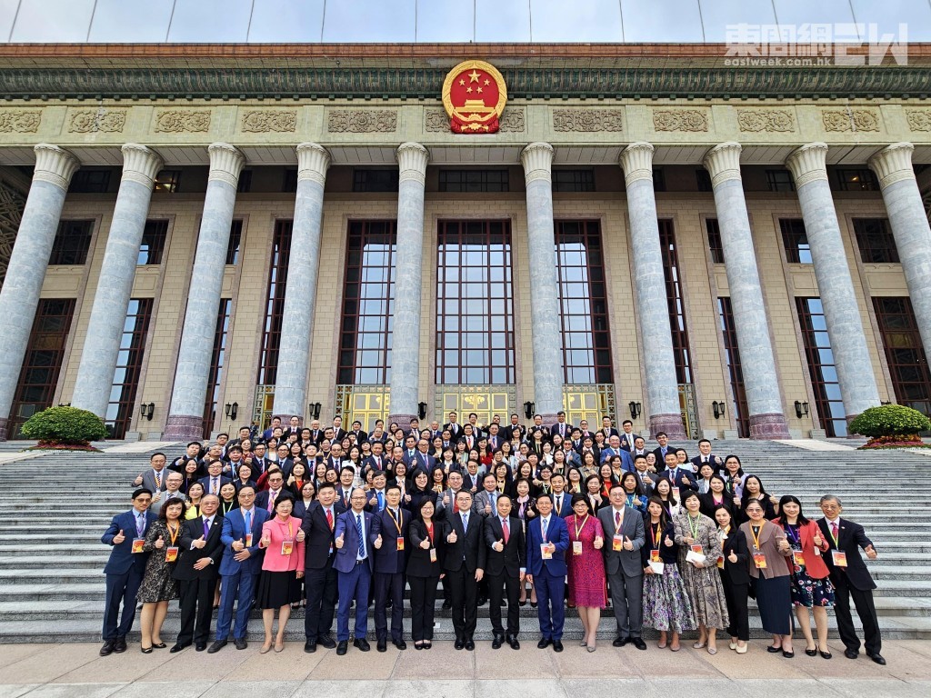 教育局副局長施俊輝於九月二十七日率領第十六屆香港教育界國慶訪京暨專業交流團，在北京拜會國家領導人及教育部官員。施俊輝（前排左十）與香港教育界國慶訪京暨專業交流團成員在北京人民大會堂合照。