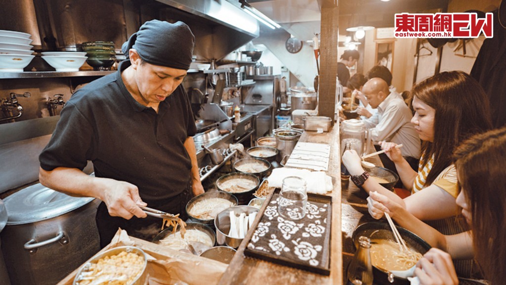 在日圓疲弱下,食物原材料價格上升,令日本拉麵店經營成本不斷增加,但卻無法在拉麵上加價,去年就有至少七十二間拉麵店破產結業。