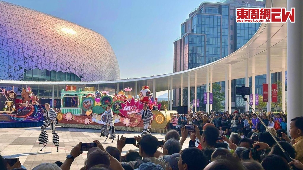 市民由年初二至初十可到啟德體育園內的水連天、中央廣場及渡行徑，近距離欣賞花車。