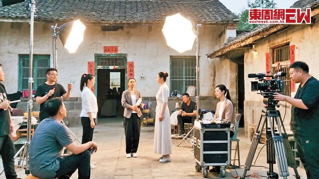 微短劇製作成本低至三十萬元，拍攝期短至七天即成。