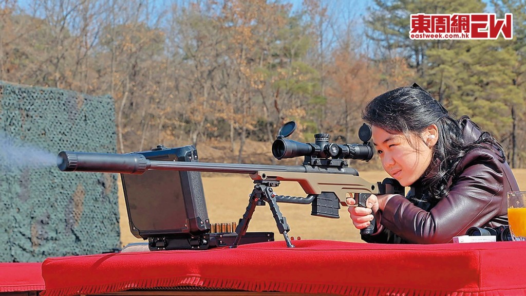 獲父親金正恩送贈國防科學院研製的新一代步槍後，官媒朝中社發布一張金主愛身穿皮衣、持槍瞄準的單獨照。