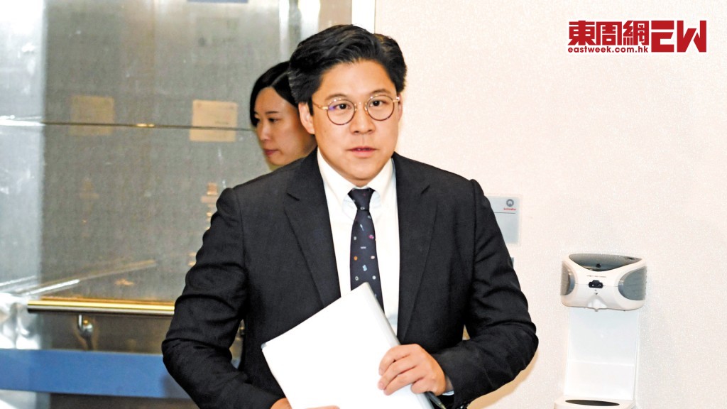 霍啟剛上周突然公布，以藝發局主席和立法會議員名義，贊助本地中小型藝團、藝術家和學生參與演藝博覽。