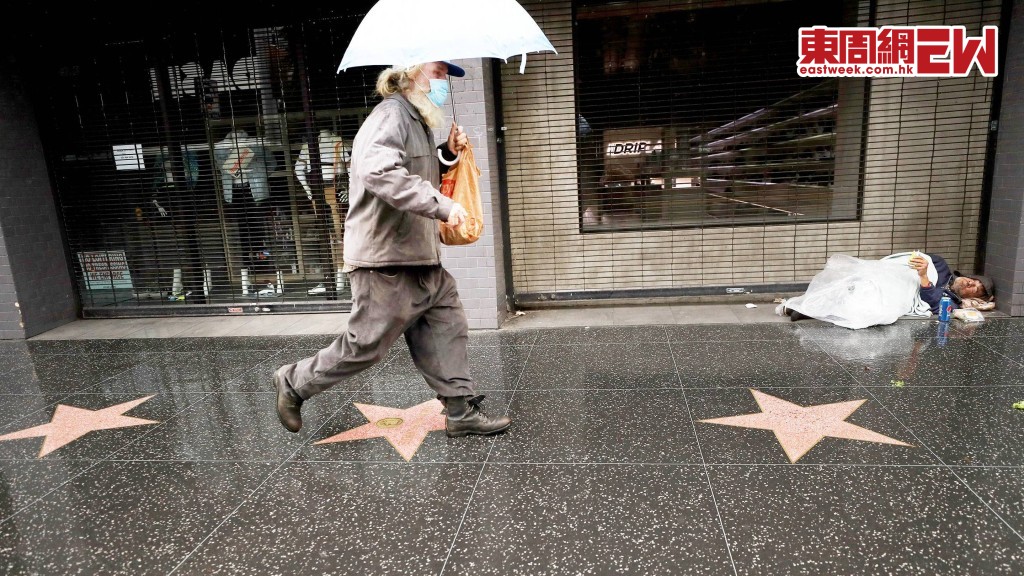 星光大道已被露宿者攻陷，隨處可見他們蹤影。